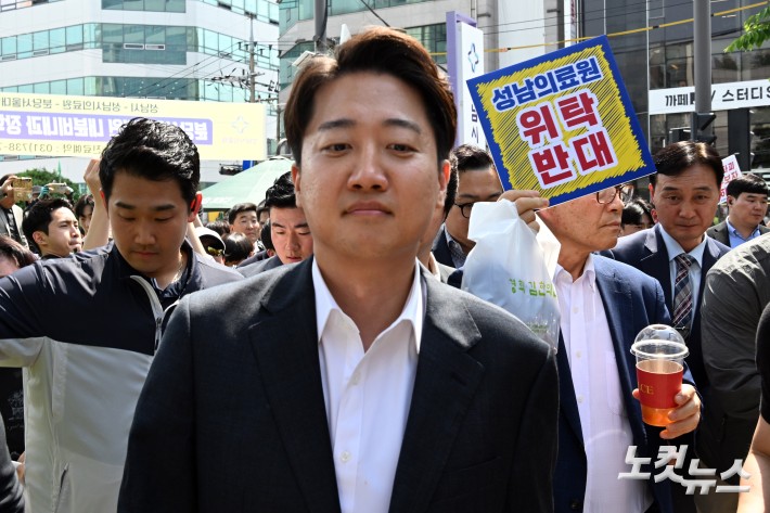 이준석 개혁신당 대선 후보가 21일 오후 경기 성남시의료원을 방문하며 시민단체 회원들의 항의를 받고 있다.