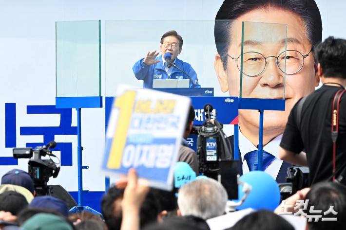 이재명 더불어민주당 대선 후보가 21일 인천 부평구 부평역 북광장에서 열린 집중 유세에서 지지를 호소하고 있다.