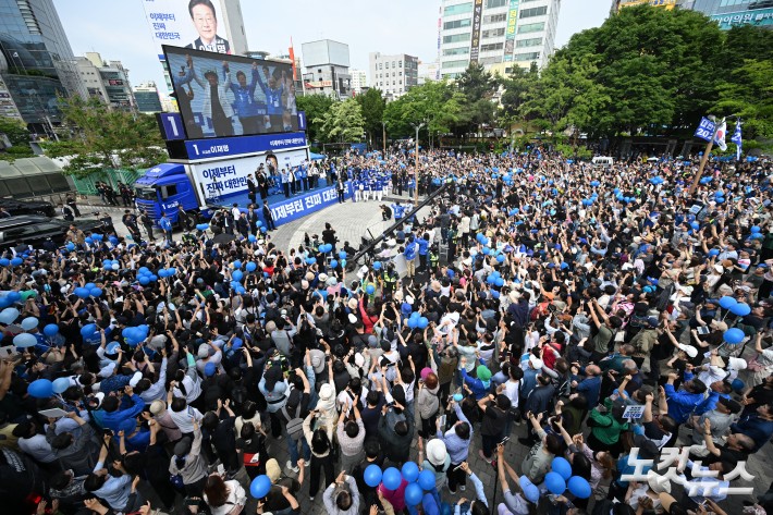 이재명 더불어민주당 대선 후보가 21일 인천 부평구 부평역 북광장에서 열린 집중 유세에서 지지를 호소하고 있다.