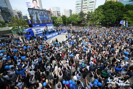 이재명 더불어민주당 대선 후보가 21일 인천 부평구 부평역 북광장에서 열린 집중 유세에서 지지를 호소하고 있다.