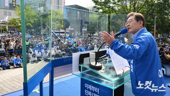 이재명 더불어민주당 대선 후보가 21일 인천 부평구 부평역 북광장에서 열린 집중 유세에서 지지를 호소하고 있다.
