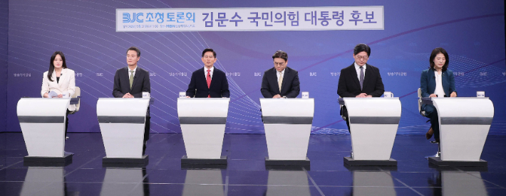 21일 국민의힘 김문수 대선 후보(왼쪽 세 번째)가 경기 고양시 MBN 미디어센터에서 열린 한국방송기자클럽 대선 후보 초청 토론회에서 발언하고 있다. 연합뉴스