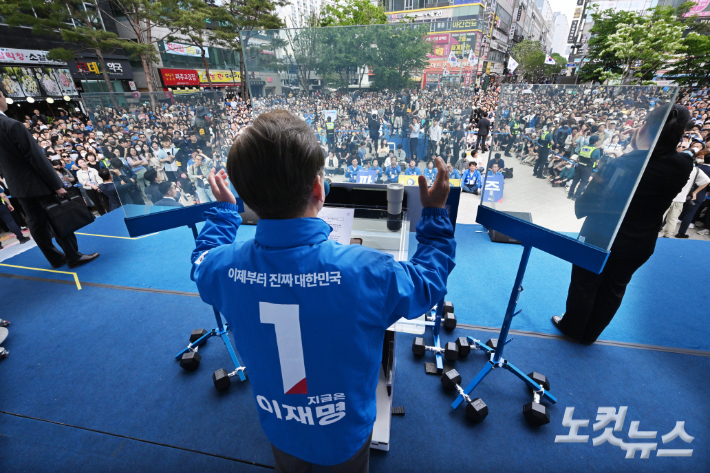 이재명 더불어민주당 대선 후보가 지난 20일 경기 파주시 금릉역 광장에서 열린 파주시 유세에 참석해 지지를 호소하는 모습. 파주=류영주 기자