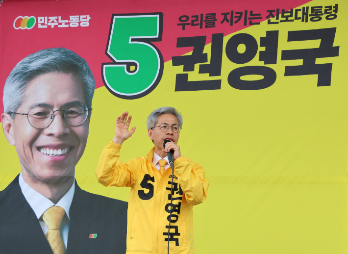 민주노동당 권영국 대선후보가 21일 오전 제주시 신제주로터리에서 유세를 하고 있다. 연합뉴스
