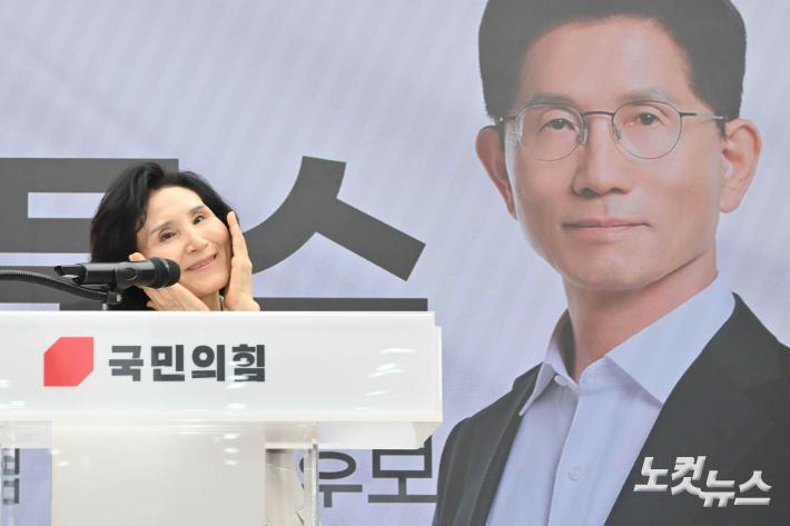 국민의힘 김문수 후보 배우자 설난영 여사가 21일 서울 여의도 중앙당사에서 열린 함께 하는 정정당당 여성본부 필승결의대회에서 축사를 하며 포즈를 취하고 있다.