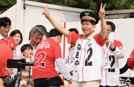 GTX 기관사 모자 쓴 김문수 후보