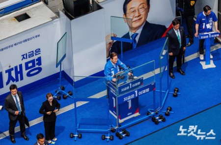 더불어민주당 이재명 대선 후보가 21일 인천 남동구 구월 로데오광장에서 열린 유세에 참석해 유권자들의 지지를 호소하고 있다.