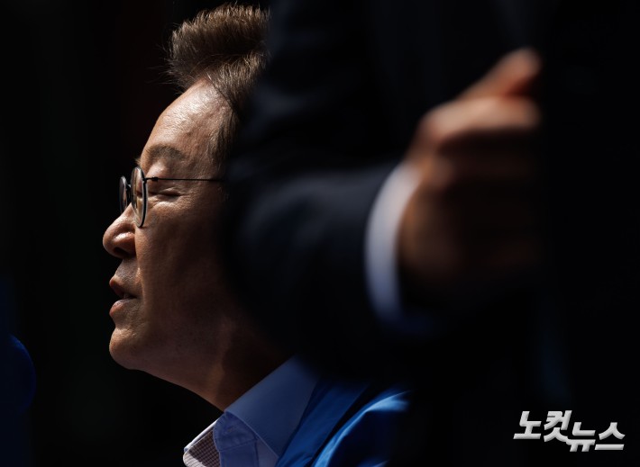 더불어민주당 이재명 대선 후보가 21일 인천 남동구 구월 로데오광장에서 열린 유세에 참석해 유권자들의 지지를 호소하고 있다.