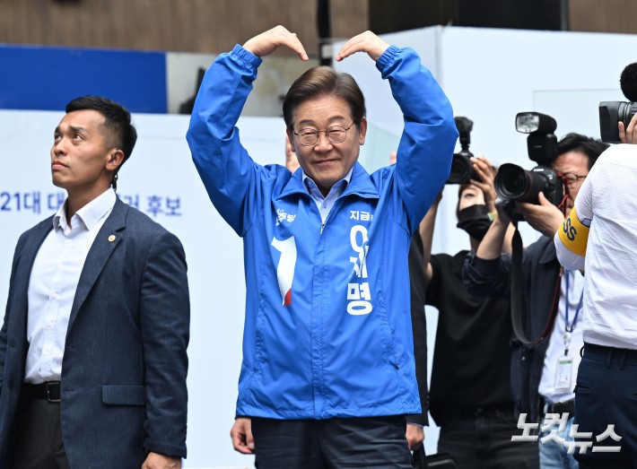 더불어민주당 이재명 대선 후보가 21일 인천 남동구 구월 로데오광장에서 열린 유세에 참석해 유권자들의 지지를 호소하고 있다.