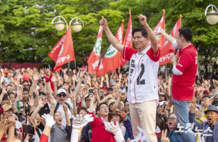 김문수 국민의힘 대통령 후보가 21일 경기 동두천시 지핵역 광장에서 열린 집중 유세에서 지지를 호소하고 있다.