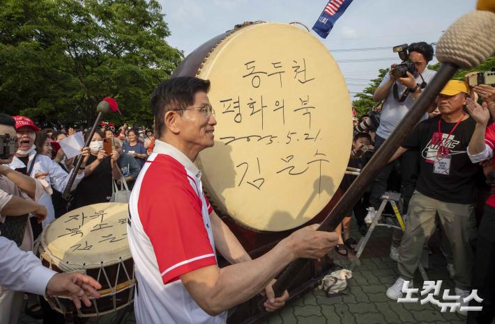 김문수 국민의힘 대통령 후보가 21일 경기 동두천시 지핵역 광장에서 열린 집중 유세에서 지지를 호소하고 있다.