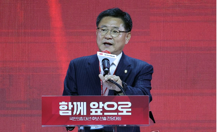 이헌승 유세본부장이 이달 초 국민의힘 대선후보를 선출하는 전당대회에서 "이 시간 부로 우리 모두가 대통령 후보자입니다", "내가 바로 김문수고, 김문수가 한동훈 후보입니다"라는 말로 통합과 단결의 메시지를 강조했고, 현장에서는 박수가 열 차례 넘게 터져 나왔다. 사진 연합뉴스
