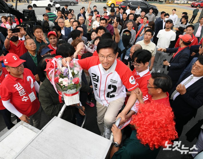 유세차 오르는 김문수