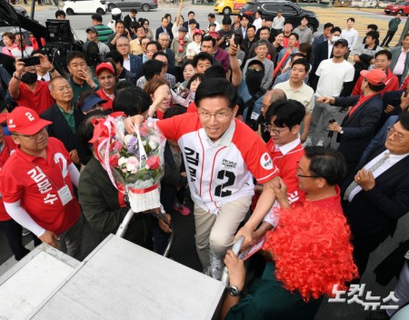 유세차 오르는 김문수