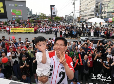 어린이 안은 김문수