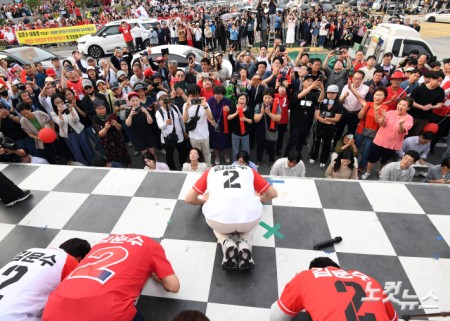 양주시민 향해 큰절하는 김문수