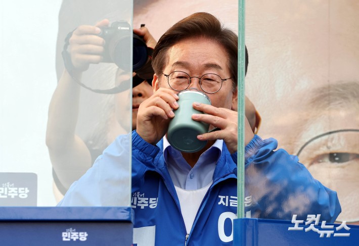 이재명 더불어민주당 대선후보가 21일 오후 인천 서구 롯데마트앞에서 열린 유세에서 물을 마시고 있다.