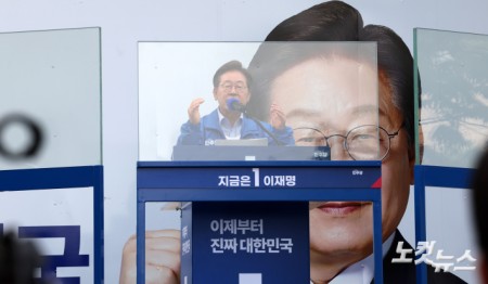 더불어민주당 이재명 대선후보가 21일 인천시 서구 롯데마트 청라점 앞에서 열린 유세에서 연설하고 있다.