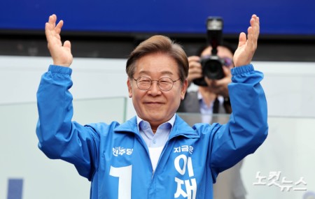 이재명 더불어민주당 대선후보가 21일 오후 인천 서구 롯데마트앞에서 열린 유세에서 손을 들어 인사하고 있다.