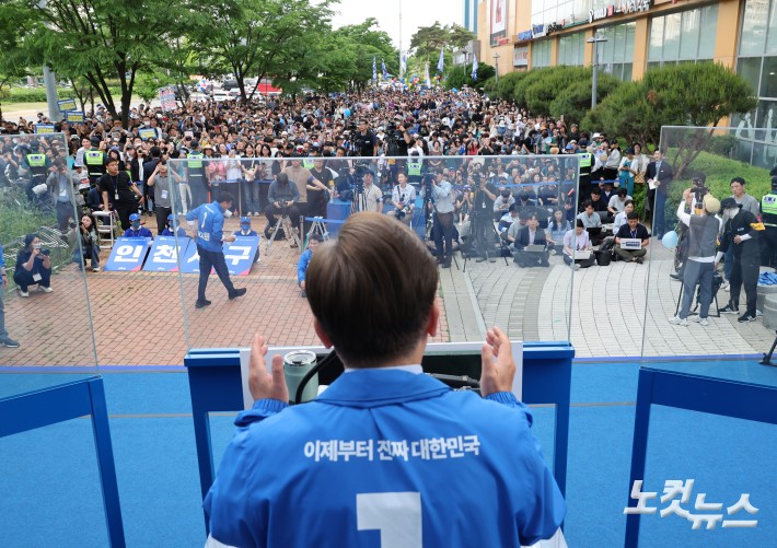 이재명 더불어민주당 대선 후보가 21일 인천 서구 롯데마트 청라점 앞에서 선거유세를 하고 있다.
