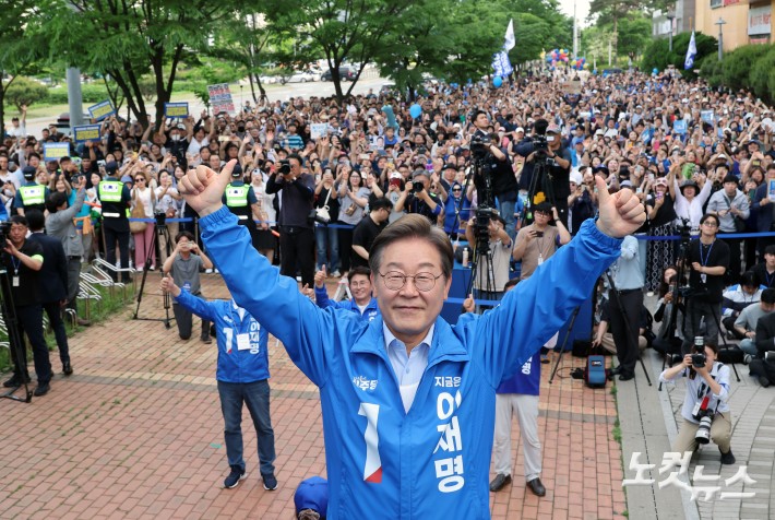 이재명 더불어민주당 대선 후보가 21일 인천 서구 롯데마트 청라점 앞에서 선거유세를 하고 있다.