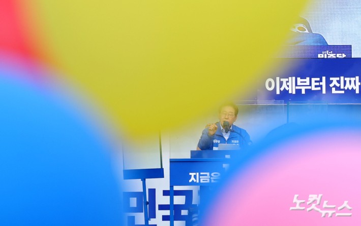이재명 더불어민주당 대선후보가 21일 오후 인천 계양역 앞 광장에서 열린 유세에서 지지를 호소하고 있다.
