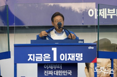 이재명 더불어민주당 대선 후보가 21일 오후 인천광역시 계양구 계양역 앞 광장에서 유세 연설 도중 착용한 방탄 조끼를 보이고 있다.