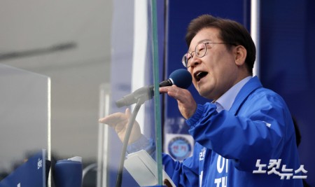 이재명 더불어민주당 대선 후보가 21일 오후 인천광역시 계양구 계양역 앞 광장에서 유세를 하고 있다.
