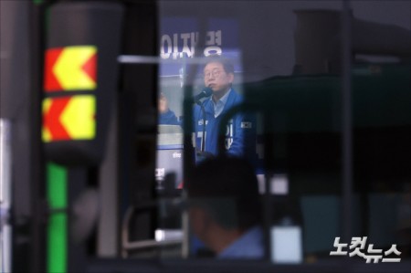 이재명 더불어민주당 대선 후보가 21일 오후 인천 계양구 계양역 앞에서 열린 선거유세에서 시민들에게 지지를 호소하고 있다.