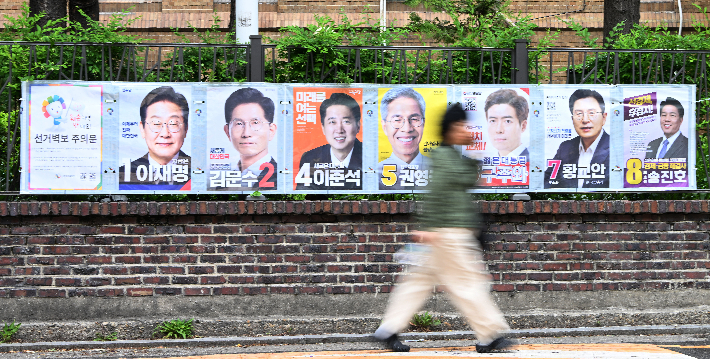 사전투표 D-7인데 공약집은 아직…뭘로 투표하나