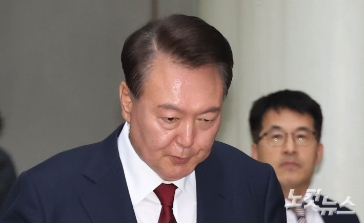 윤석열 전 대통령이 지난 19일 서울 서초구 중앙지방법원에서 열린 내란 우두머리 혐의, 직권남용 권리행사방해 혐의 사건 4차 공판을 마친 뒤 법정을 나서고 있다. 사진공동취재단