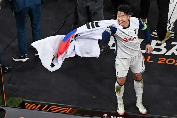 손흥민, 유럽에서 '태극기 휘날리며'…토트넘도, 캡틴도, 감격의 드라마 썼다