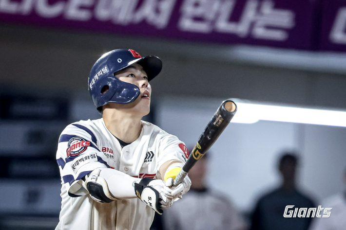 롯데 고승민이 21일 LG와 홈 경기에서 8회말 극적인 동점 2점 홈런을 날리고 있다. 롯데