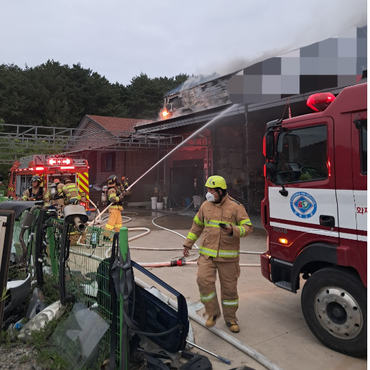 소방관들이 자동차 정비업체 화재를 진화하고 있다. 경북소방본부 제공