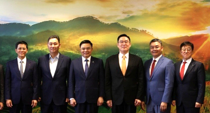 지난 21일 페트로베트남 본사에서 구본규 LS전선 대표(왼쪽에서부터 네번째), 레 만 훙 회장 페트로베트남 회장(왼쪽에서부터 세번째) 등 관계자들이 간담회 후 기념 촬영을 하고 있다. LS전선 제공