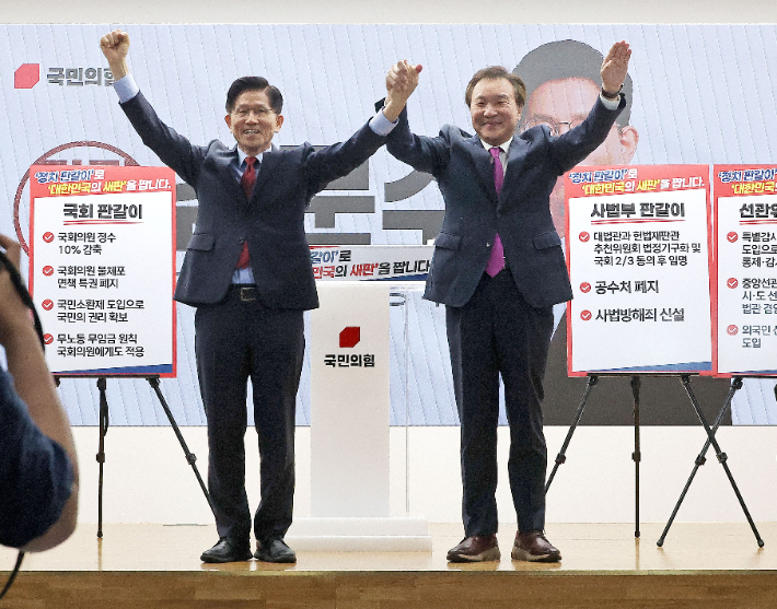 손학규, 김문수 지지…"대한민국 살리자는 절박한 마음"