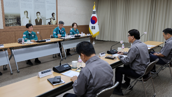 광주 광산구청과 금호타이어가 지난 21일 구청 2층 상황실에서 면담을 갖고 공장 화재 피해 복구를 위한 협력 방안을 논의했다. 광주 광산구청 제공