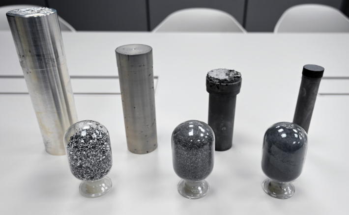 연구팀이 개발한 소재 시편. 앞줄 원형 유리에 들어있는 시편 중 왼쪽에서 첫 번째는 기존의 방법으로 제조한 시편. 두 번째·세 번째는 연구팀이 새롭게 개발한 방법으로 제조한 시편이며, 기존보다 더 미세한(머리카락 절반 두께) 분말 형태를 나타내고 있다. 재료연구원 제공 