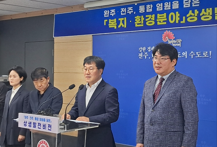 전주시 진교훈 복지환경국장이 22일 완주-전주 통합과 관련한 복지 분야 상생발전 비전을 제시하고 있다. 최명국 기자