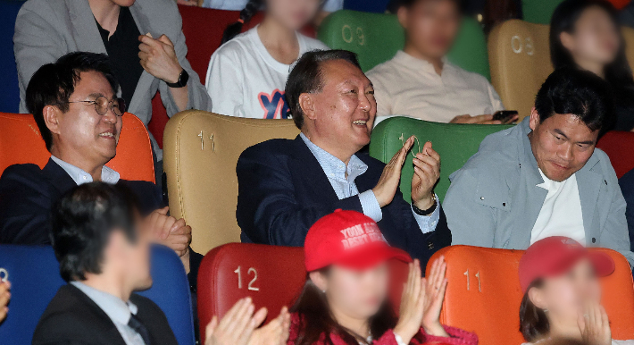 윤석열 전 대통령이 지난 21일 서울 메가박스 동대문에서 영화 '부정선거, 신의 작품인가' 관람을 마친 뒤 박수를 치고 있다. 이영돈 PD(왼쪽부터), 윤 전 대통령, 전한길 전 한국사 강사. 연합뉴스