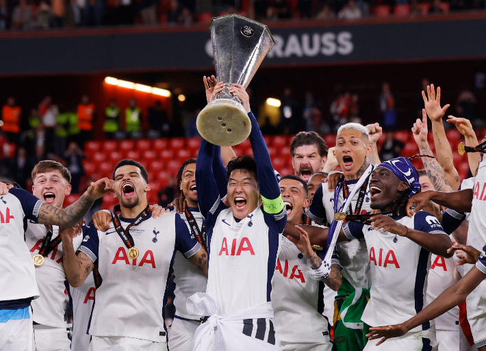 2024-2025시즌 UEFA 유로파리그 우승 트로피를 들어 올린 토트넘 주장 손흥민(사진 가운데). 연합뉴스