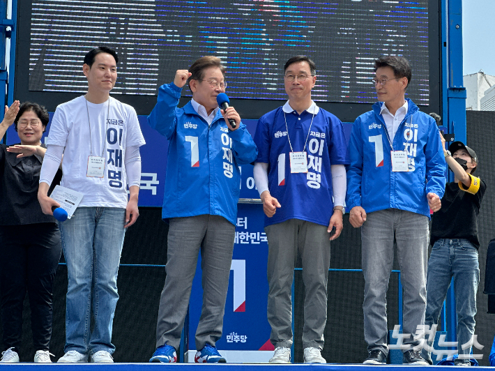 이재명 민주당 대선 후보가 22일 제주시 동문로터리에서 거리유세를 하며 제주출신 국회의원들과 인사를 하고 있다. 이인 기자 