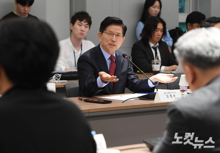 국민의힘 김문수 대선후보가 22일 오후 서울 용산구 대한의사협회에 열린 의협 회장단과 간담회에 참석해 모두발언 하고 있다. 황진환 기자