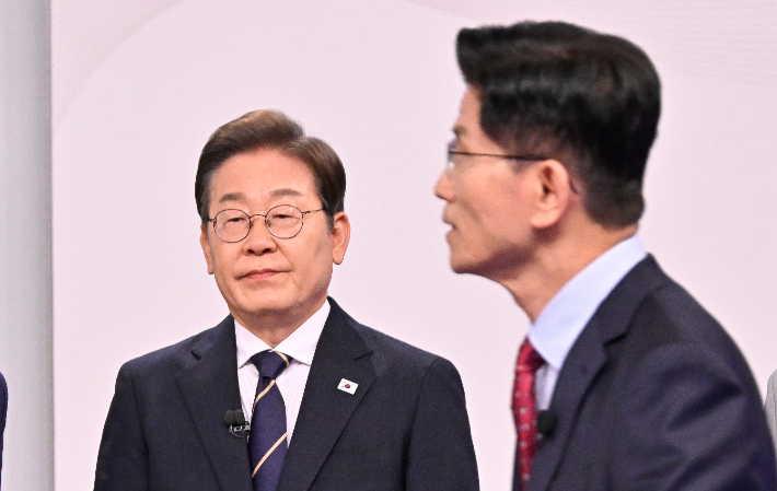 국민의힘 김문수(오른쪽)·더불어민주당 이재명 대선후보가 지난 18일 서울 마포구 상암동 SBS 프리즘센터 스튜디오에서 열린 제21대 대선 1차 후보자 토론회에 참석해 시작을 기다리고 있다. 연합뉴스