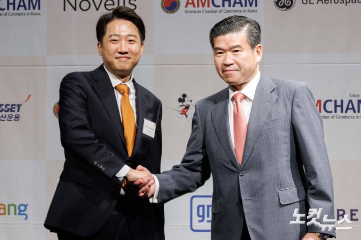 악수하는 이준석 개혁신당 대선 후보-제임스 김 암참 회장