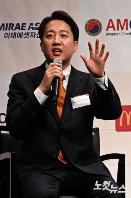 이준석 개혁신당 대선 후보가 22일 서울 용산구 그랜드하얏트서울에서 열린 주한미국상공회의소(암참) 간담회에서 제임스 김 암참 회장과 대담을 하고 있다.