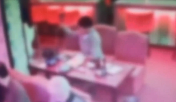 한 남성이 가게에서 맥주병을 깨며 소란을 피우고 있다. 부산경찰청 제공 