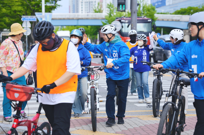 더불어민주당 광주 광산구을 민형배 국회의원을 비롯한 선거 운동원들이 19일 자전거를 타고 골목골목을 누비며 선거운동을 펼치고 있다. 민형배 의원실 제공