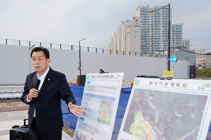 수원지역 내 한 공사현장에서 브리핑하고 있는 이재준 시장. 수원특례시 제공