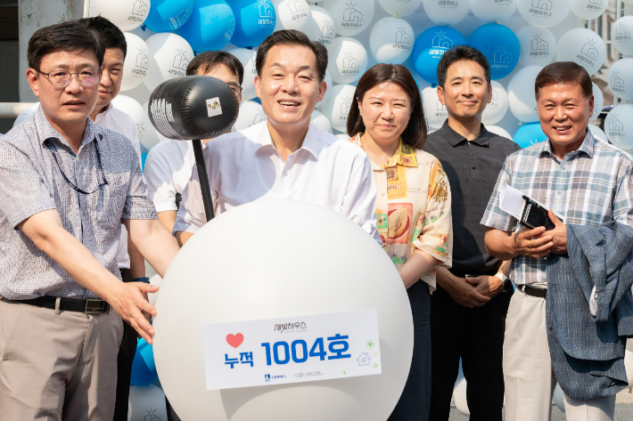 노후 저층 주거지 집수리 지원 사업인 새빛하우스 관련 기념사진. 이 시장이 관계자들과 환하게 웃고 있다. 수원특례시 제공 